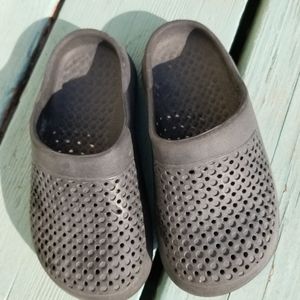 Black children's slippers size 29 /11.5 free if bundled